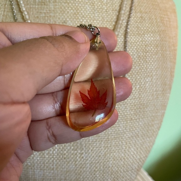 2 Elegant Gold and Red Leaf Pendant Necklaces - Picture 6 of 8